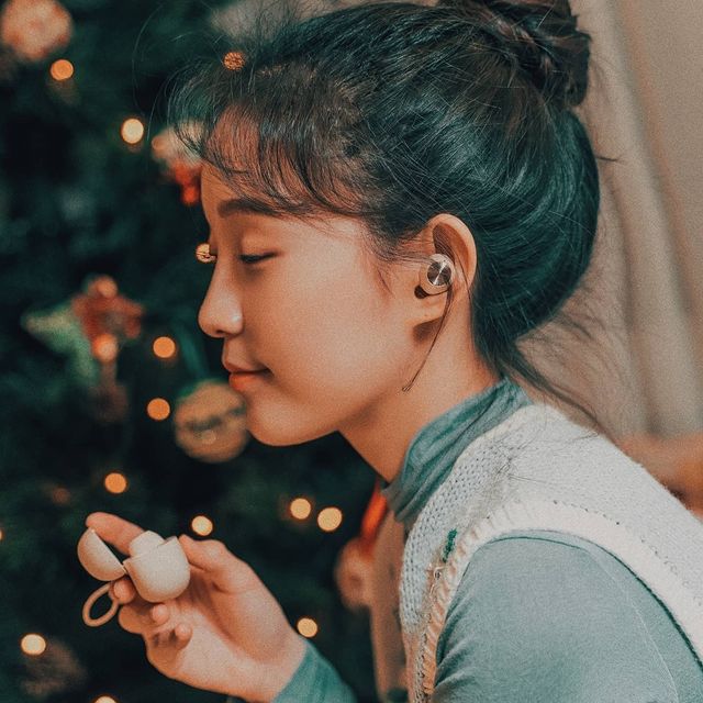 There's nothing that can brightens up our Thursday like listening to holiday music with Sudio T2 ⭐️⁠ Wishing everyone a great holiday season! 
⁠
#sudio #shapingsound #christmas #holidays #T2-sand @gurum.soda