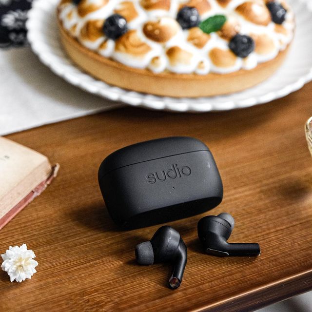 The best way to enjoy music with your favorite dessert is with the perfect earphones, a must-have for when you're on the go! Let's listen to some sweet sounds with Sudio E2 Spatial audio feature! 