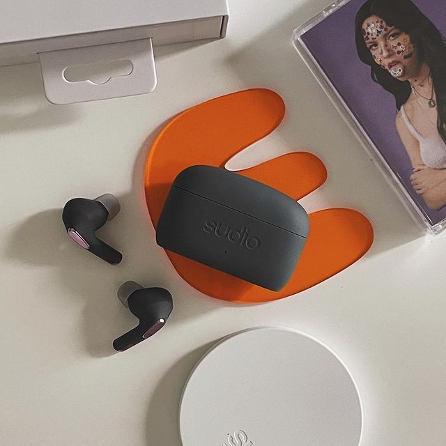 Tune in to your favorite artist—from the comfort of your home. Listen to music like never before with the spatial audio of Sudio E2 