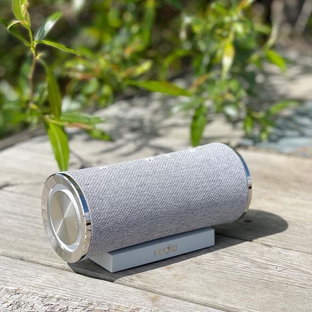 You want some music by the pool side, or while doing the rain dance? We got you! Since our Sudio Femtio is waterproof it's made for all types of moods ☔⛱️⁠
⁠
@glutenfriagodsaker #sudio #shapingsound #sudiofemtio #waterproofspeaker