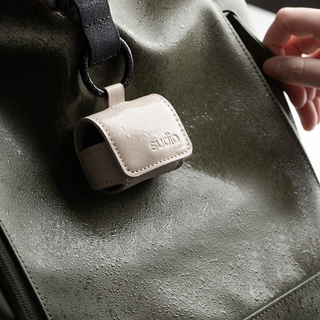 Did you know that our Sudio E2 case is water-repelling? You can just hang and carry it around even on rainy days☔️⁠
⁠
#sudio #shapingsound #earbudscase #e2-case