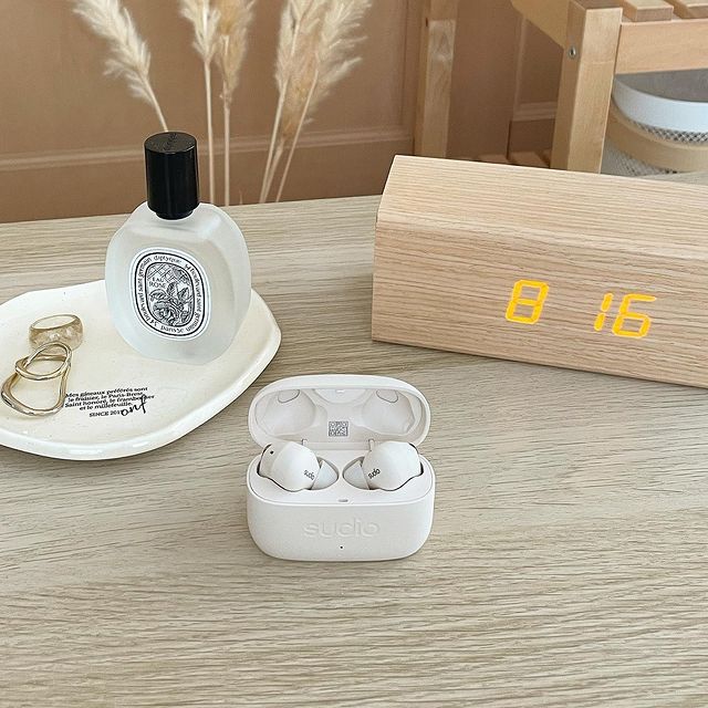 Wake up and start your day the best way possible; with your favourite podcast or playlist in your ears with some help from your Sudio E2's 