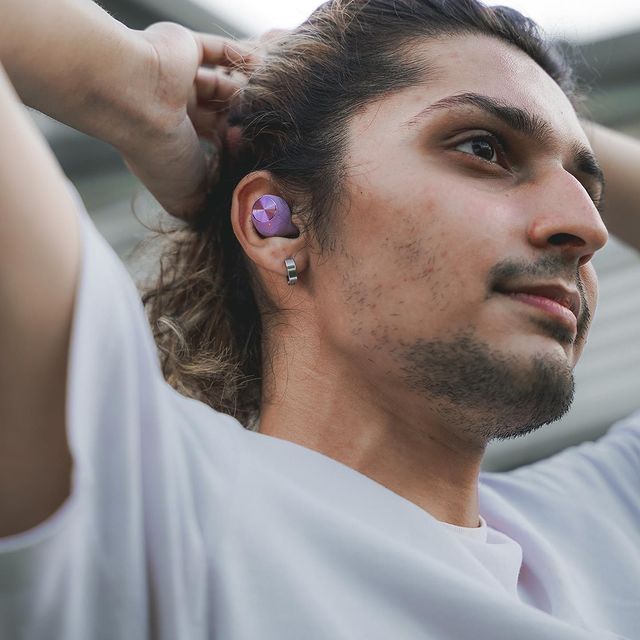 Work hard, play harder with the help of great sound quality.⁠⁠
⁠
@gurcharanvir #sudio #shapingsound #T2-lilac