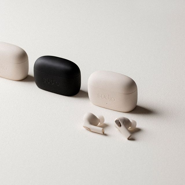 Enjoy the holidays together with your loved ones. Dont forget to bring your matching earbuds! 
