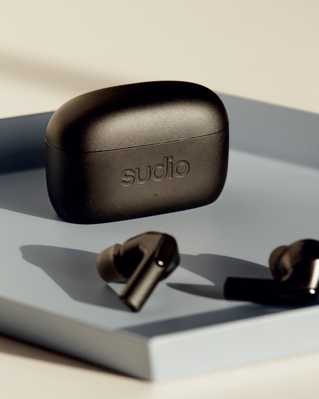 A little sun, a lot of sound. Sudio E3 is your perfect companion for sound on the go.⁠⁠#sudio #shapingsound #daydreaming #E3Black #E3White