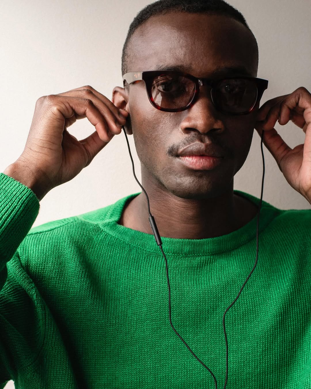 Wired for a reason ????Clear sound, zero lag, and always ready when you are.Sudio V3 on repeat.#sudio #shapingsound #wire #sudiov3 #sunglasses