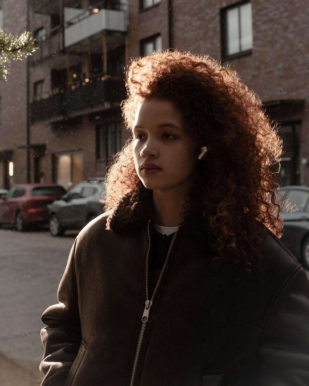 Stepping out, tuning in. ????????✨ long playtime –up to 30hrs with your trusty charging case✨ city + travel ready –wind-noise reduction mics and hybrid active noise cancellation for super clear calls in any setup✨ max. convenience –choose from wireless or usb-c charging#sudio #shapingsound #citymoments #E4ProWhite