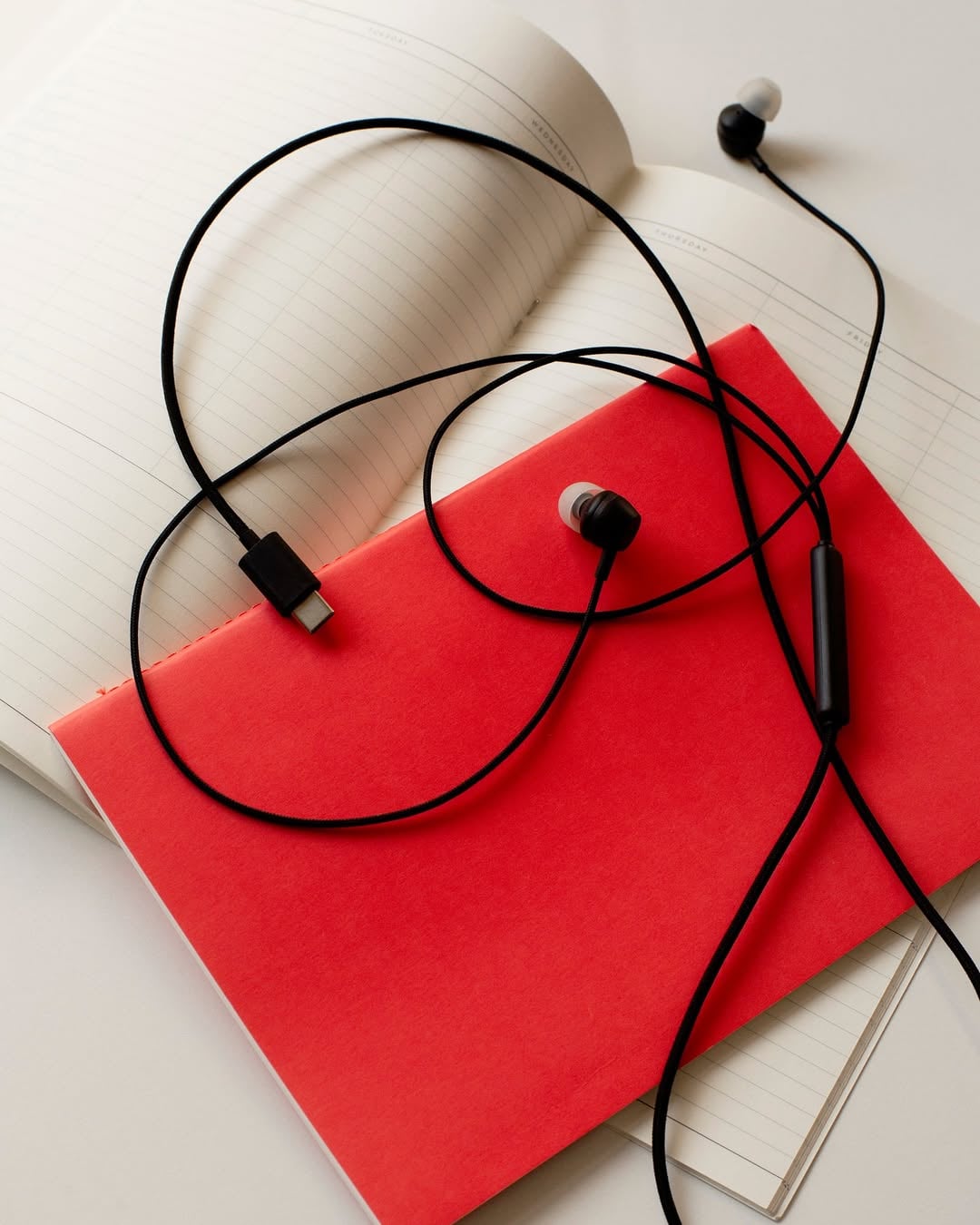 wired earphones are having a moment, and the sudio v3 pro in jet black is here for it. ????

plug in. tune out. look good doing it. clear, full sound with anc — no charging, no pairing, no drama.
shop on sudio.com.

#sudio #designingsound #v3projetblack #wired