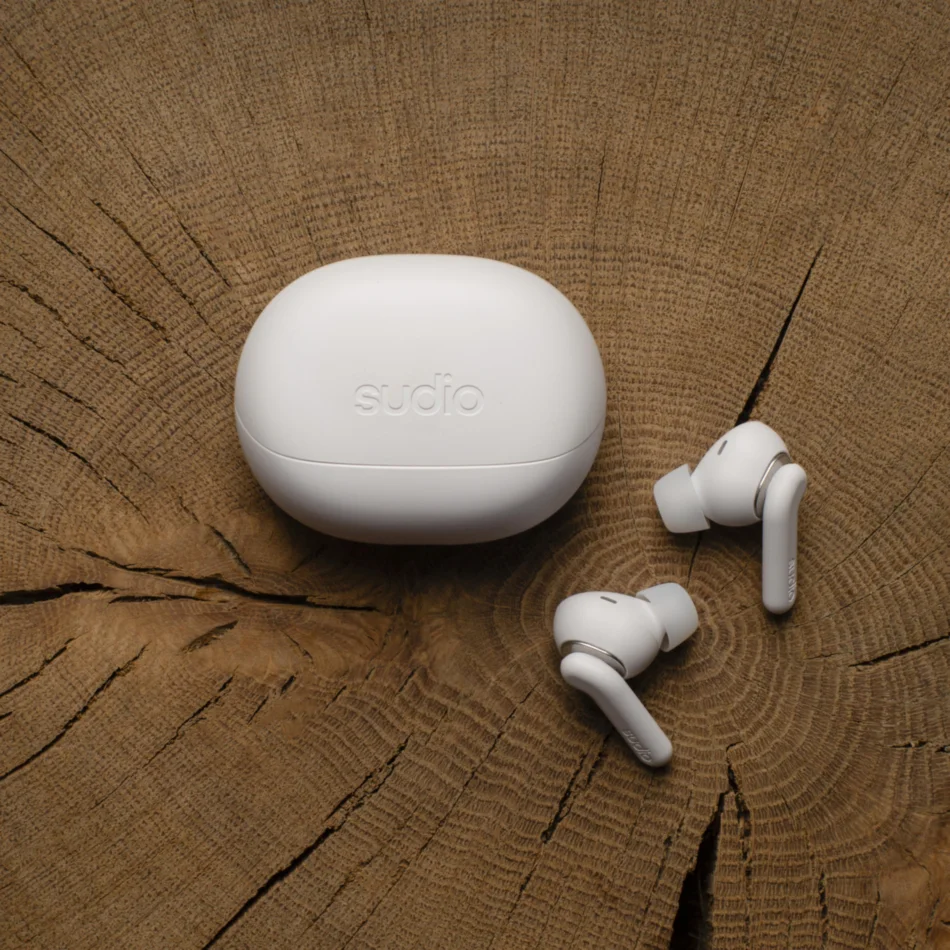 イヤホン Sudio E4 Pro white Sudio E4 Pro｜The Modern Hybrid Noise Cancelling Earbuds