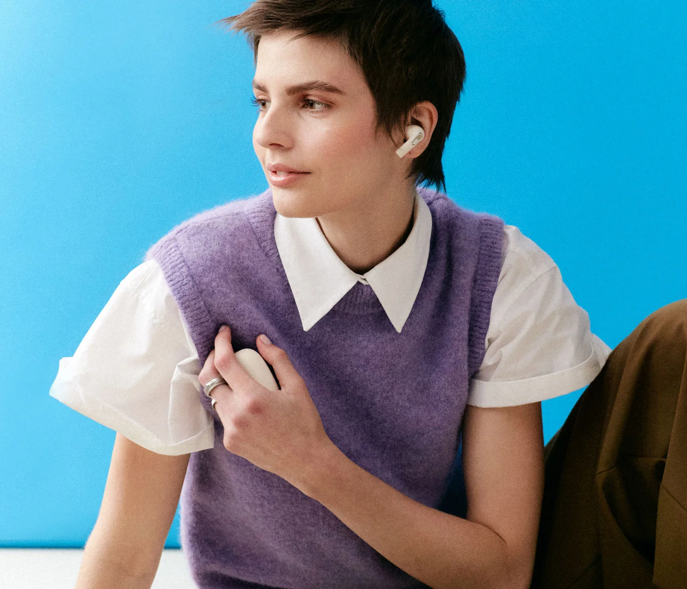 Sudio E3 Cream White earphones on a female model