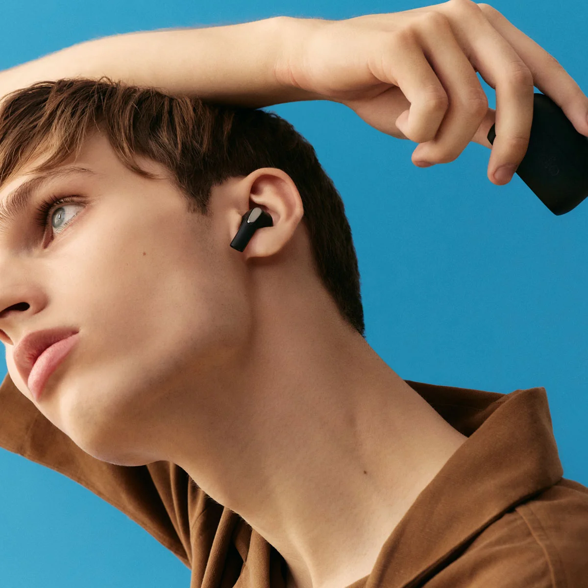 Sudio E3 Black earphones on a male model
