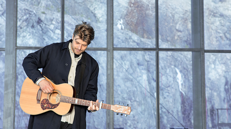 Sandro Cavazza spelar gitarr