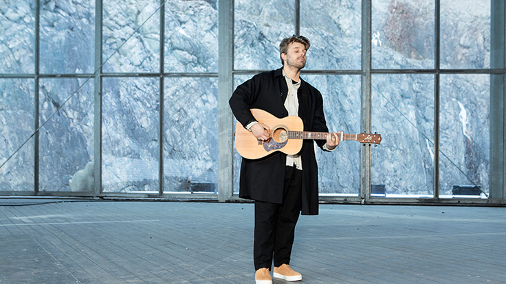 Sandro Cavazza sjunger