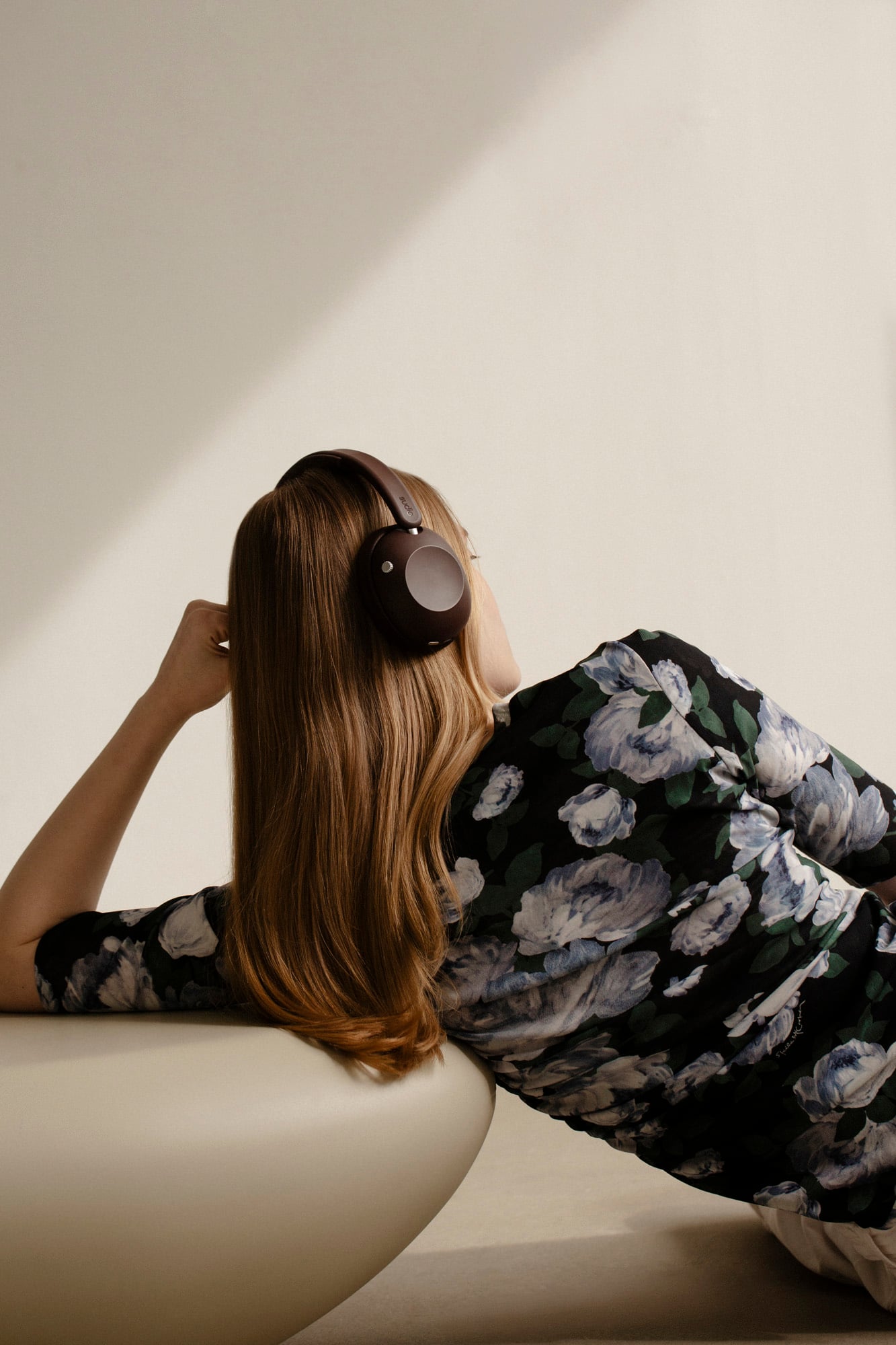 Sudio K3 Pro onyx black headphones on model