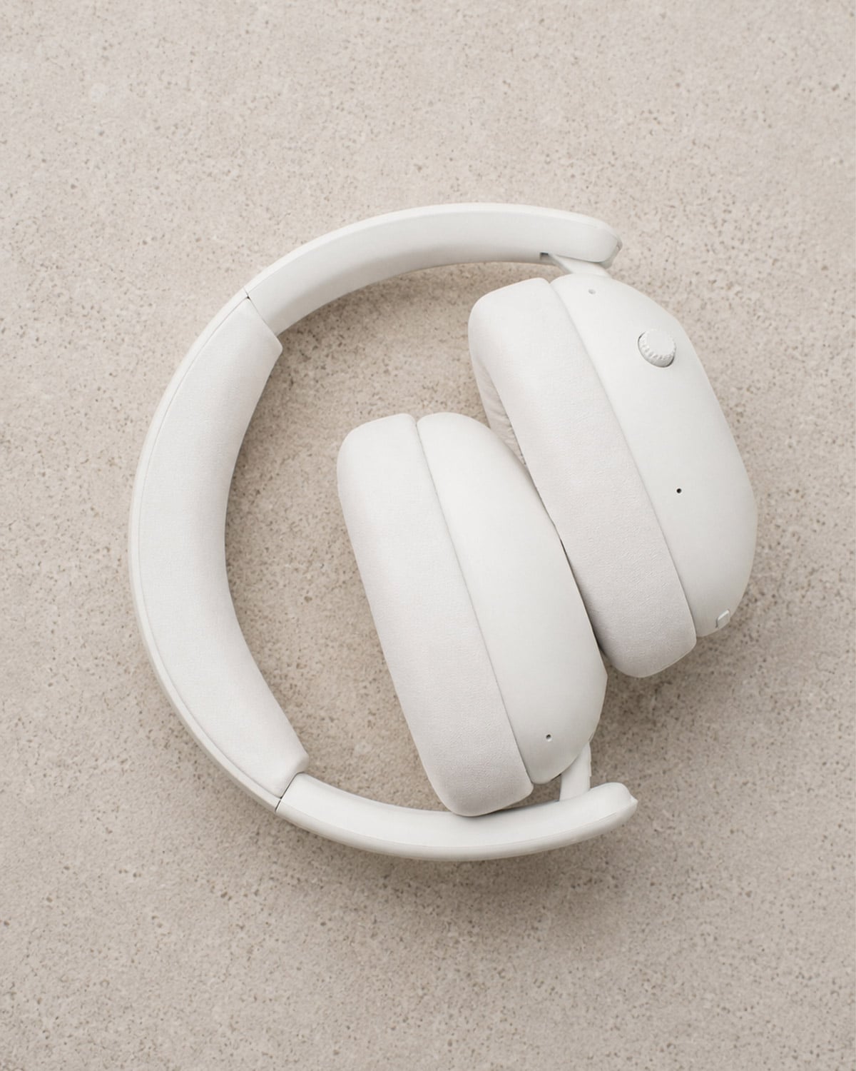 sudio k3 headphone Bright White in a case