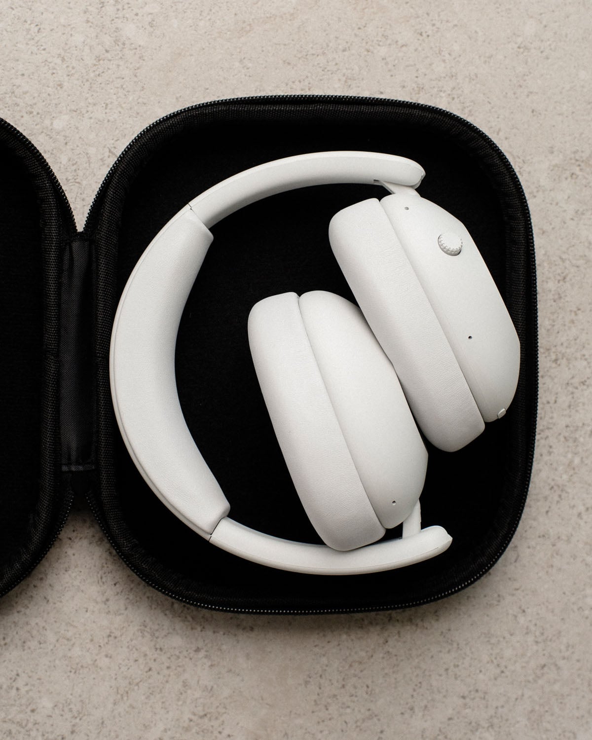sudio k3 headphone Bright White in a case