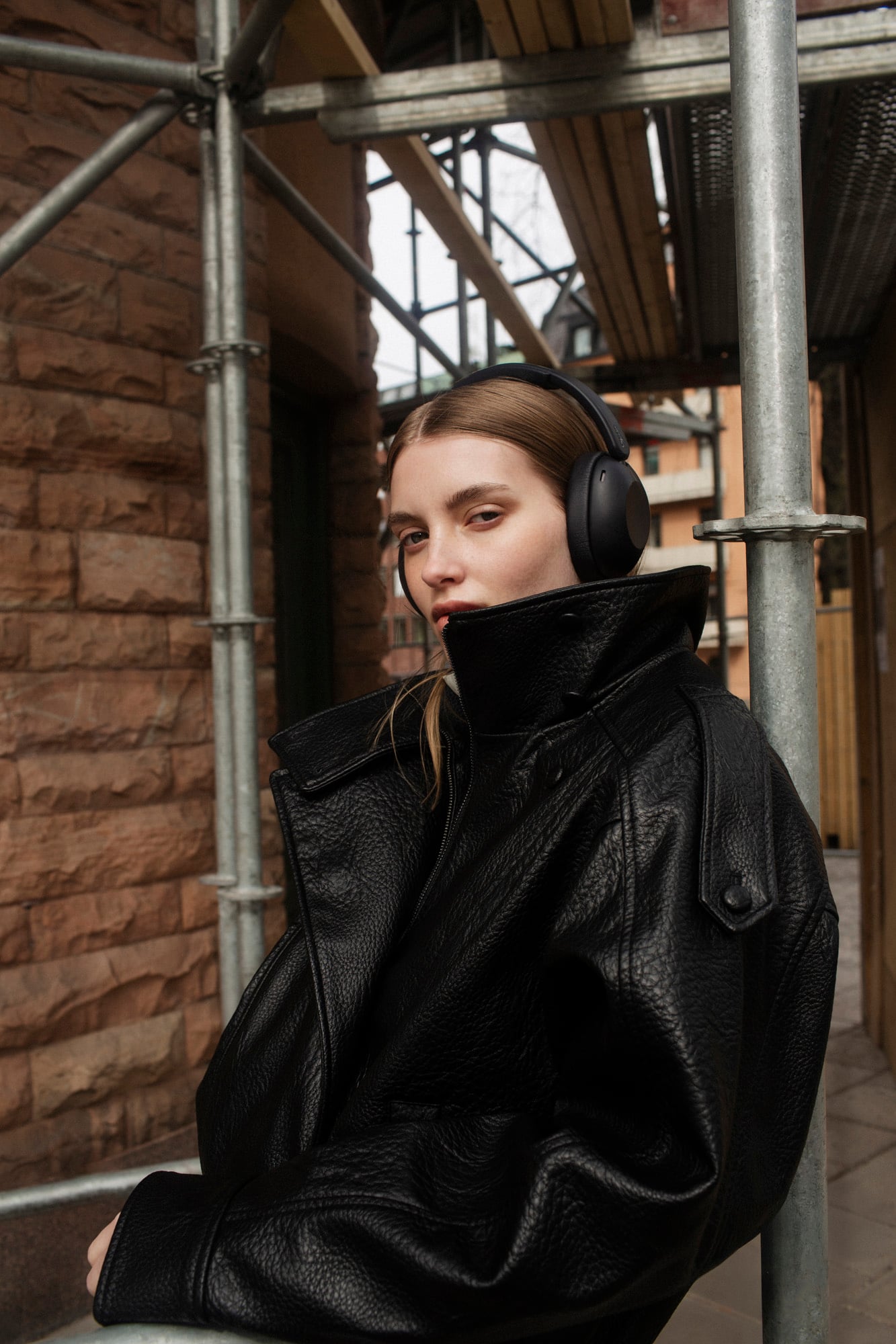 Sudio K3 Pro onyx black headphones on model